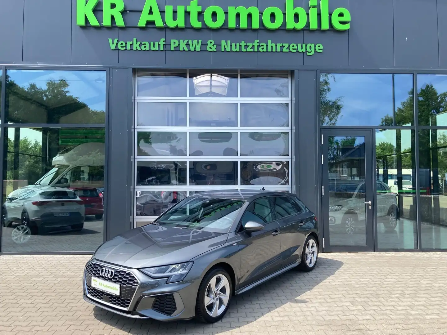 Audi A3 Sportback 30 TFSI S Line - Ganzjahresreifen Gris - 2