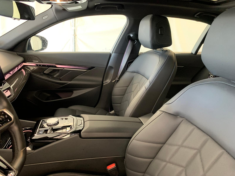 BMW 550 e xDr M Sport Pro ICONIC/HUD/PANO/20Z/360° — photo 11