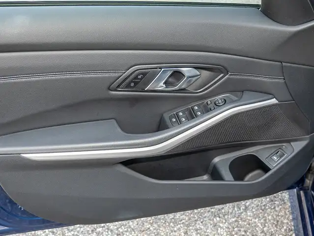 BMW 3 Series view 16