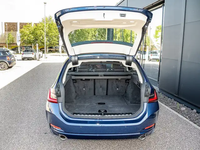 BMW 3 Series view 19