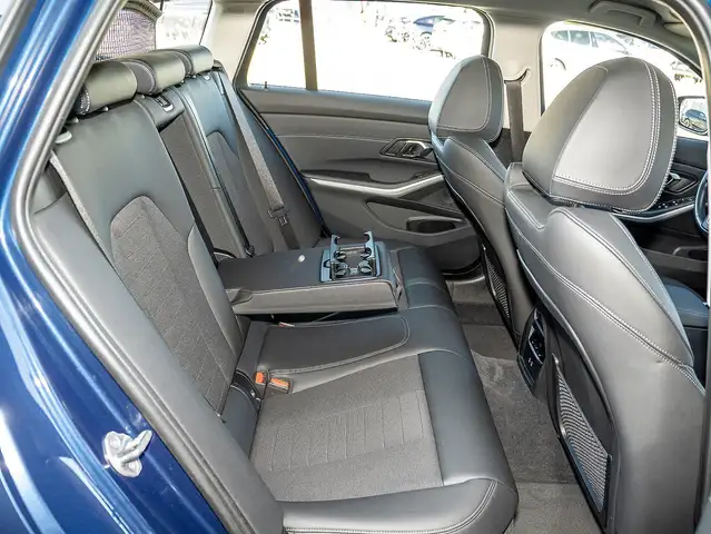 BMW 3 Series view 17