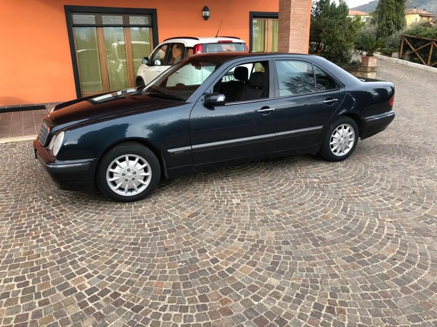 Mercedes-Benz E 220 CDI Elegance Modrá - 1