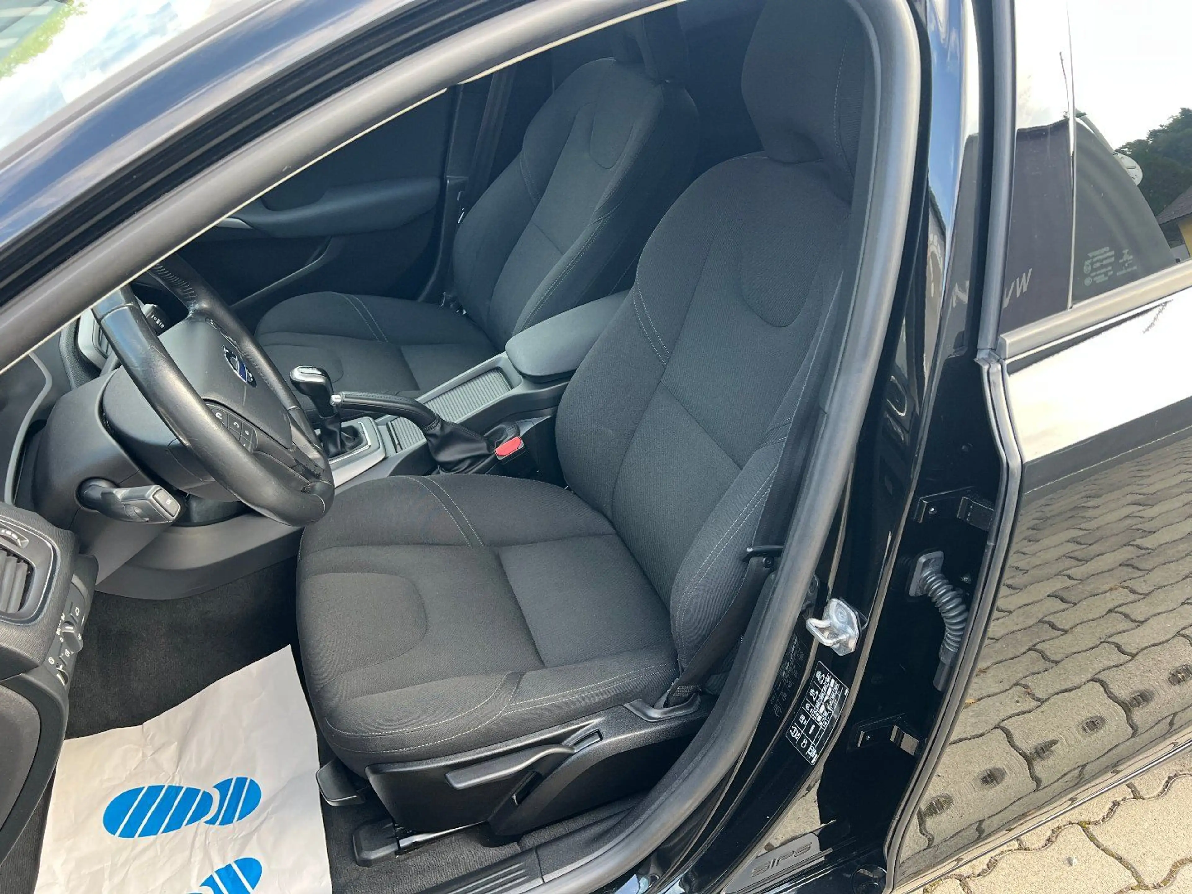 Volvo V40 D2 Kinetic — photo 14