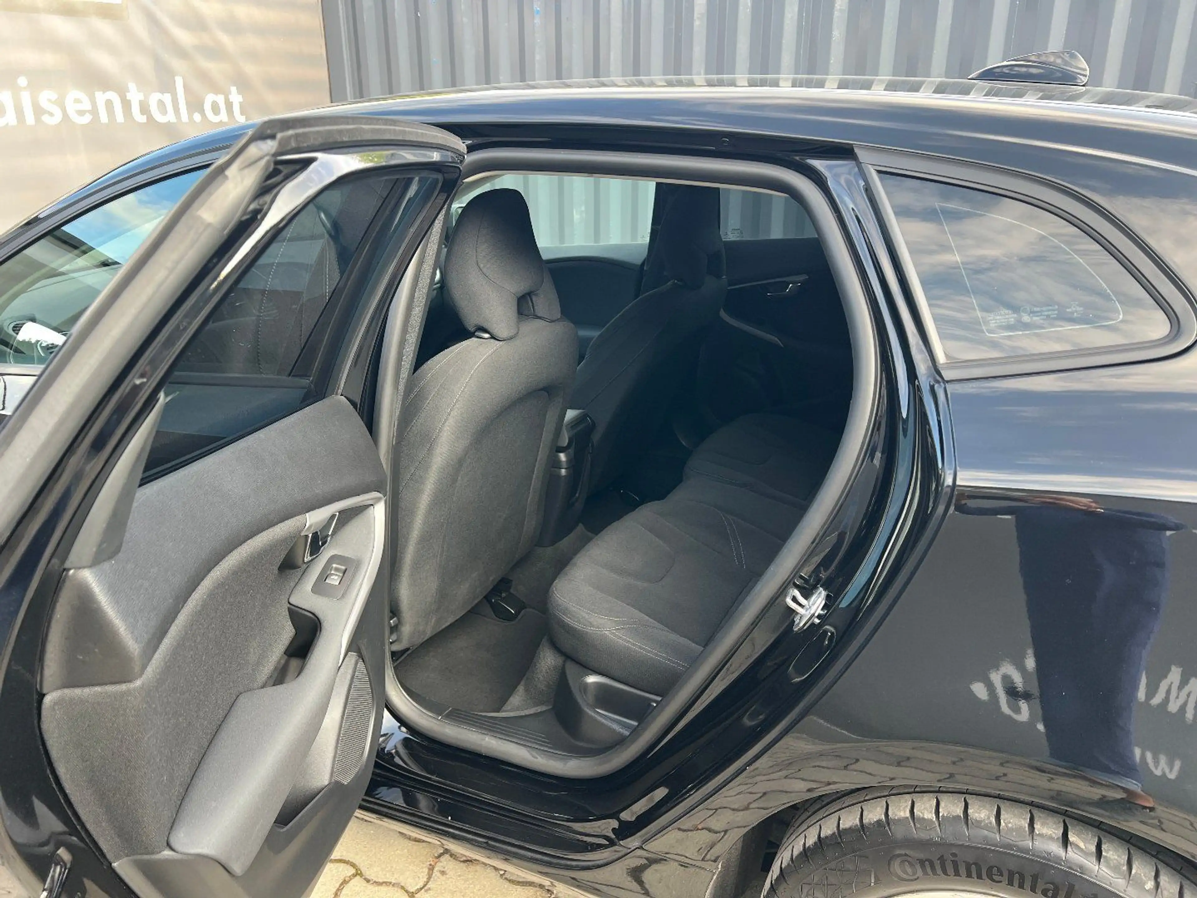Volvo V40 D2 Kinetic — photo 15