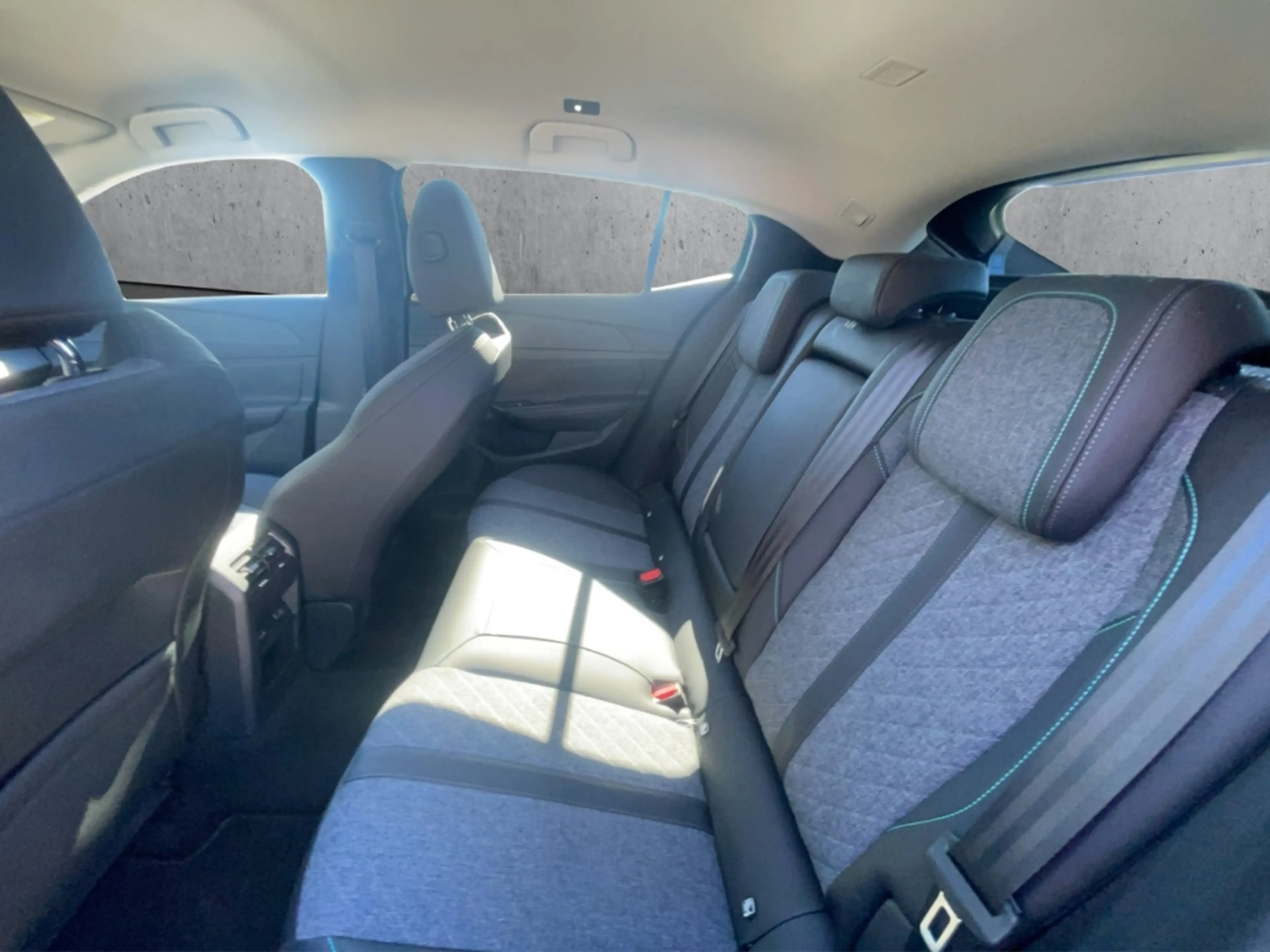 Peugeot 408 Allure PT130 EAT8 Kamera LED ACC Apple CarPlay Sit — photo 8