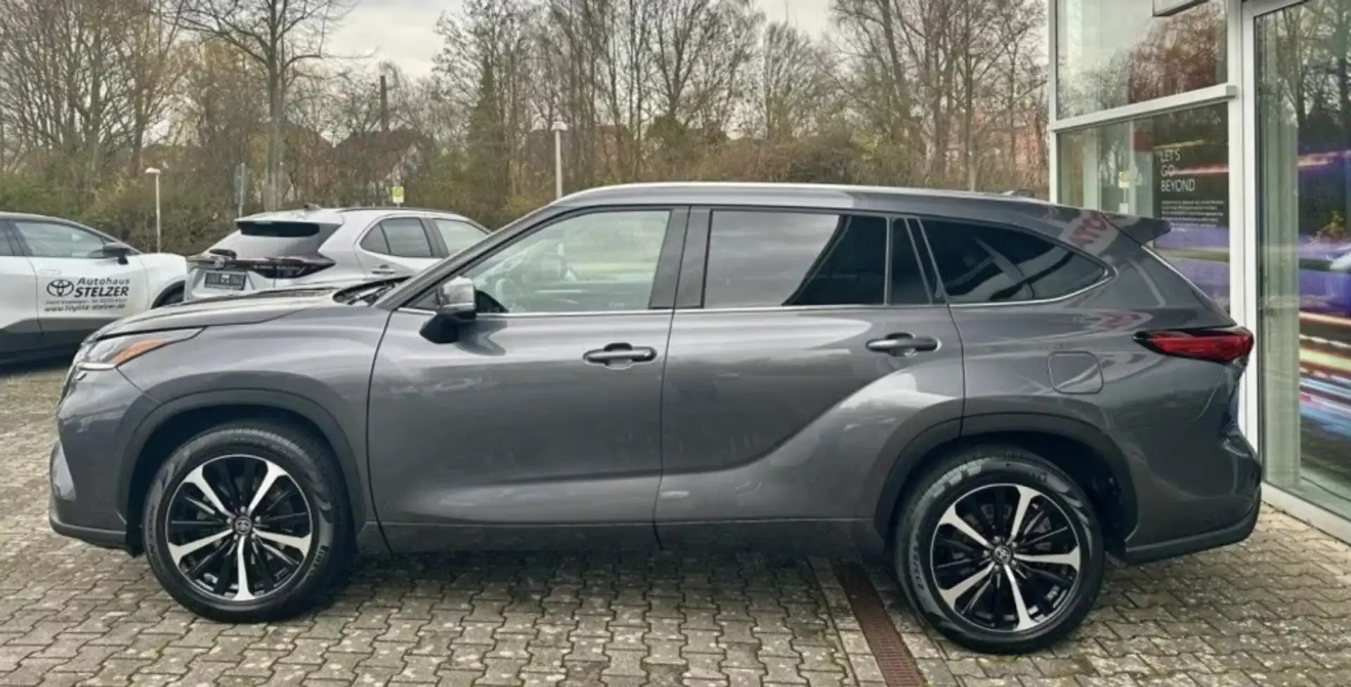 Toyota Highlander 2.5 hybrid Luxury Pintura metalizada Gris - 2