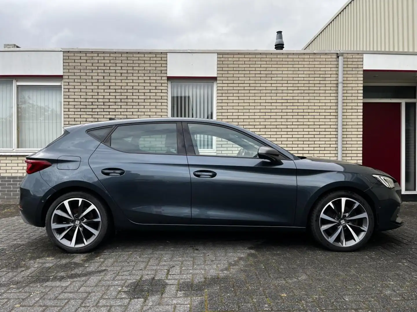 SEAT Leon 1.5 eTSI FR Carplay, NIEUW APK, E-Hybride, Camera Gris - 2
