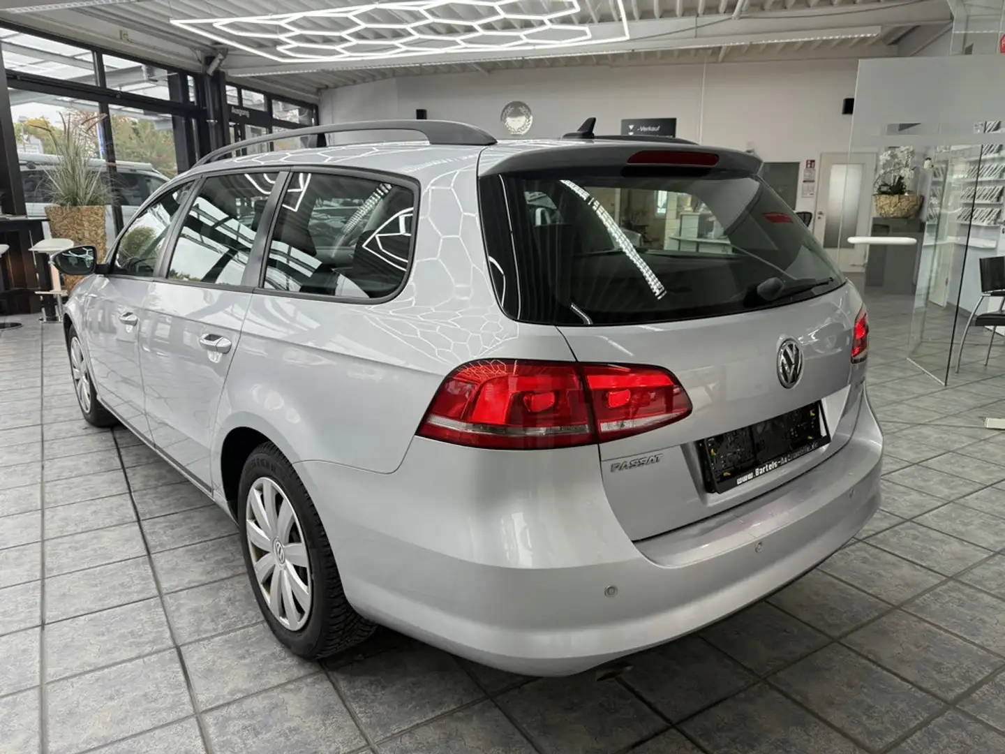 Volkswagen Passat Variant 1.6 TDI Trendline, Navi, Sitzh. Zilver - 2