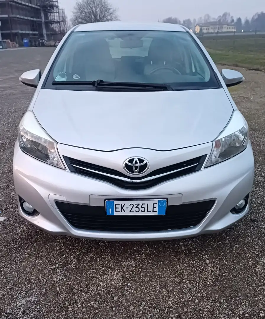 Toyota Yaris Yaris III 2011 5p 1.3 Lounge Zilver - 2