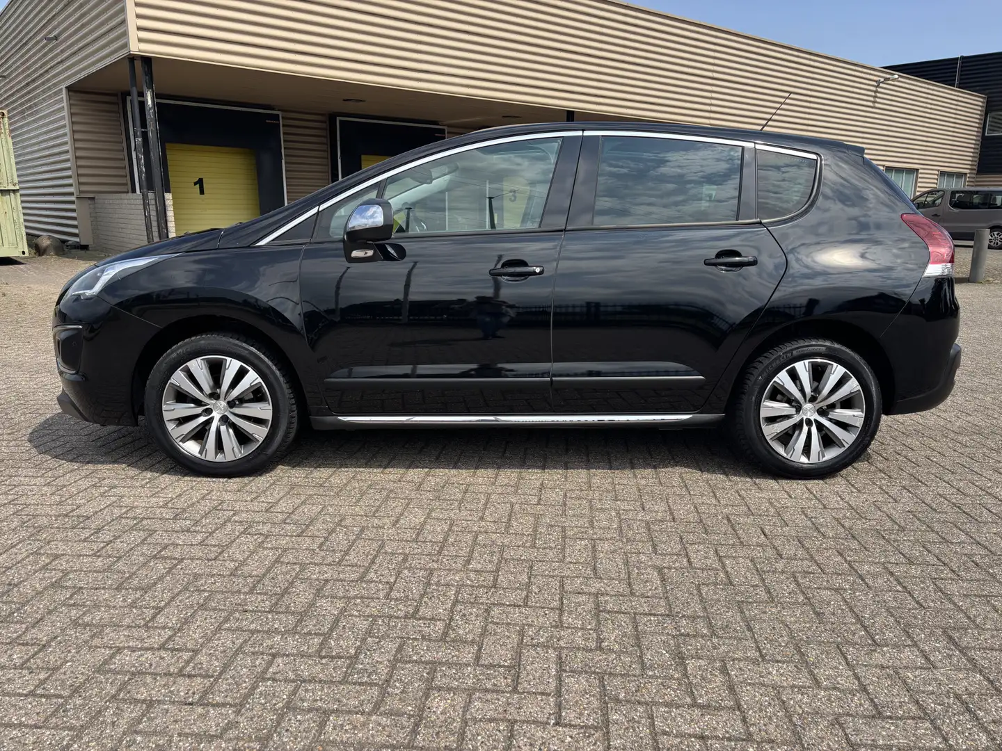 Peugeot 3008 1.2 PureTech Allure [ panodak,fm navi,camera,17``l Zwart - 2