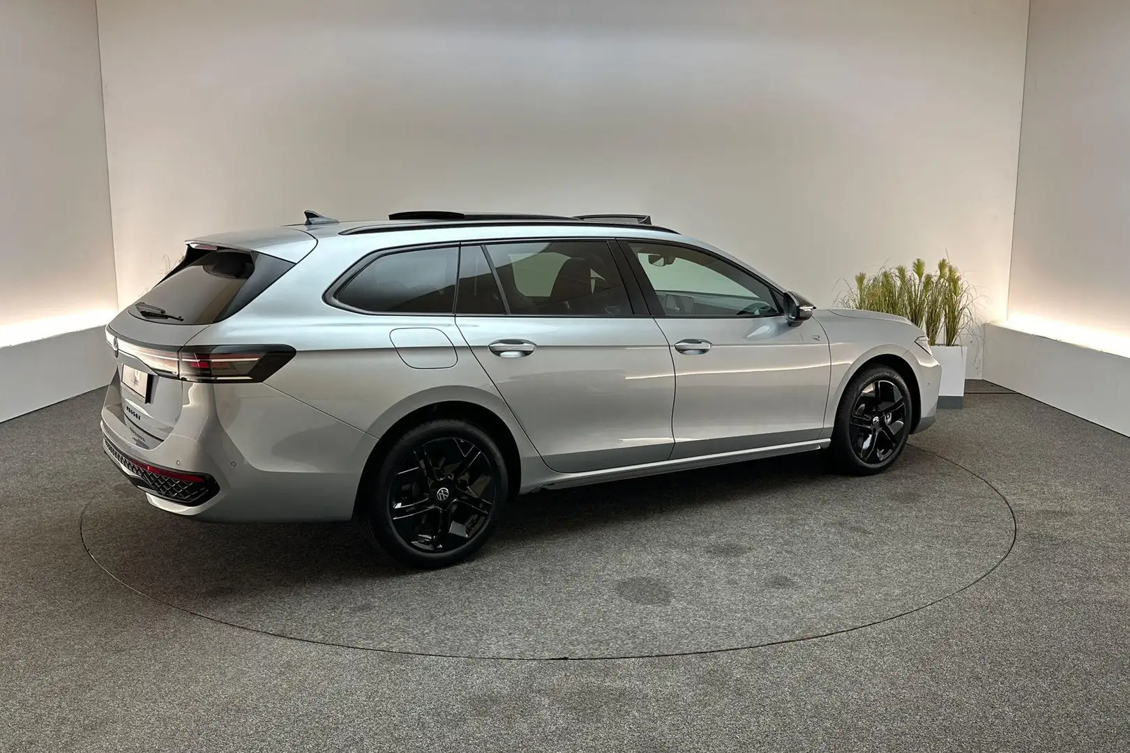 Volkswagen Passat Variant R-Line-Edition 1.5 DSG eHybrid Zilver - 2