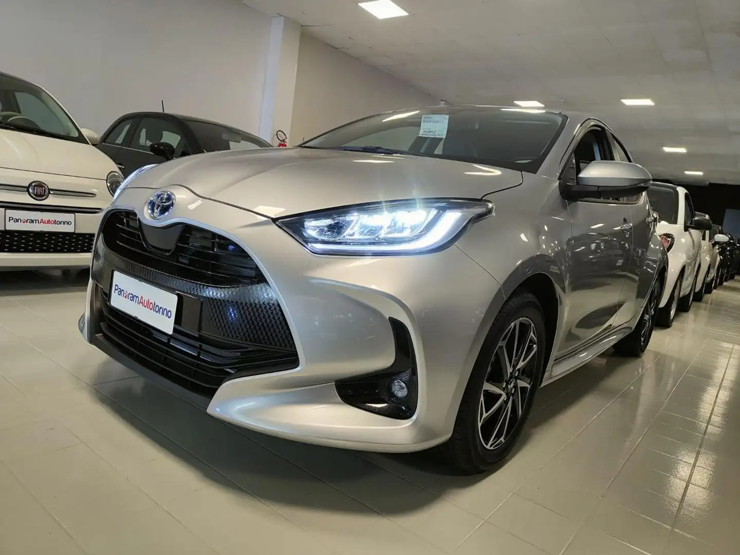 Toyota Yaris 1.5 Hybrid 5 porte Trend Grigio - 2