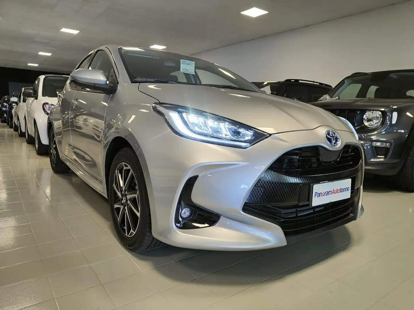 Toyota Yaris 1.5 Hybrid 5 porte Trend Grigio - 1