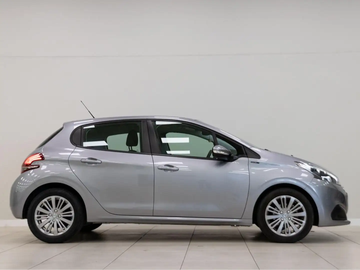 Peugeot 208 1.2 PureTech S&S Signature 82 Gris - 2