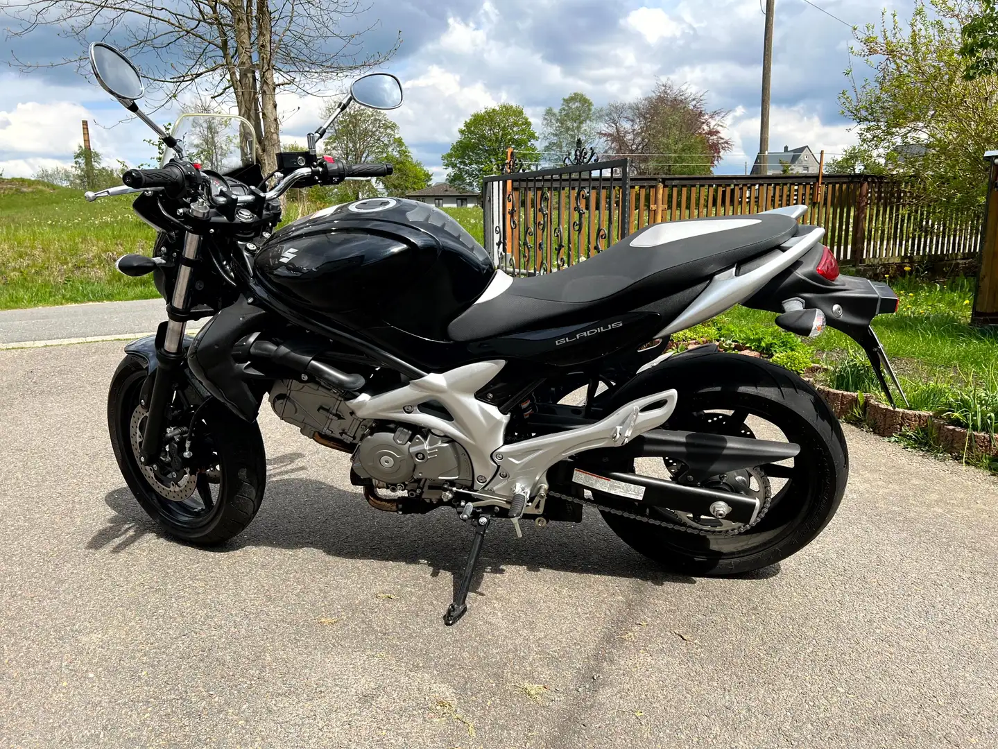 Suzuki Gladius 650 BJ 2015 - 1. Hand, nur 1.422 km, ABS, Top-Zustand! crna - 1