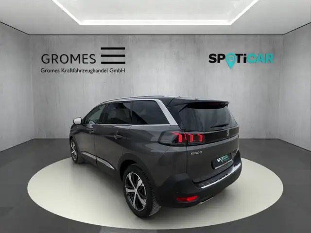 Peugeot 5008 view 5