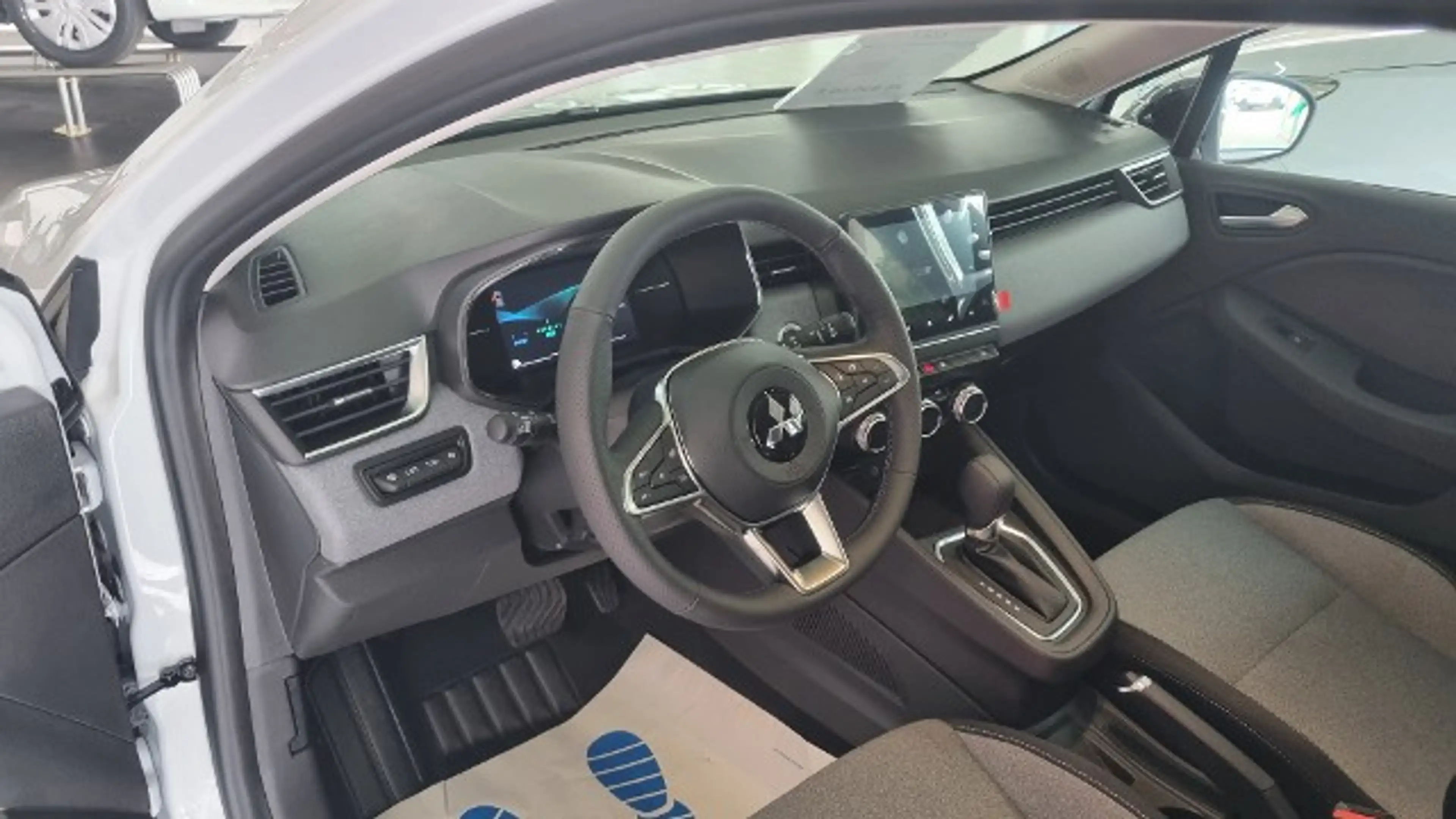 Mitsubishi Colt PLUS 1.6 Hybrid — photo 4