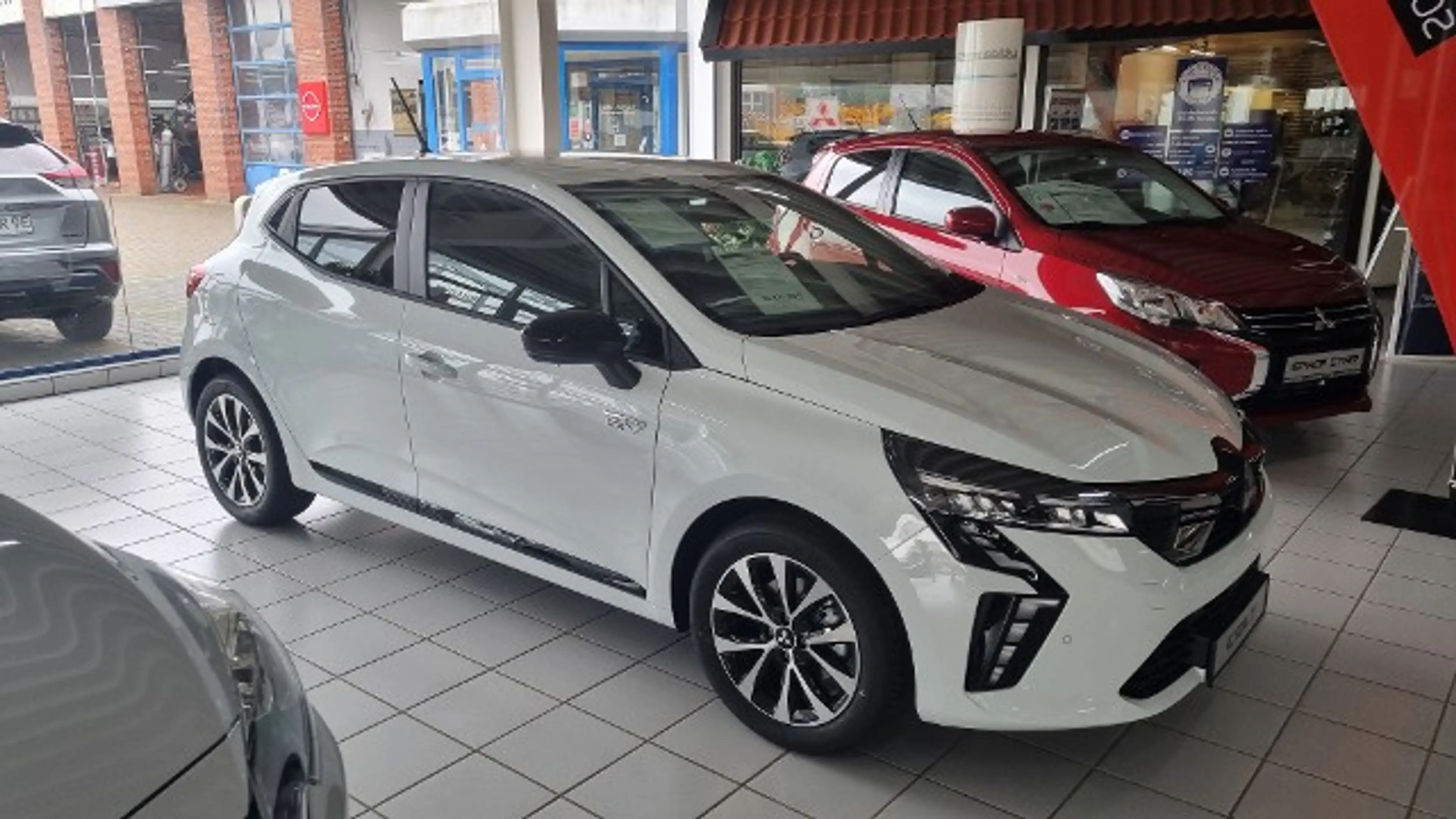 Mitsubishi Colt PLUS 1.6 Hybrid — photo 2