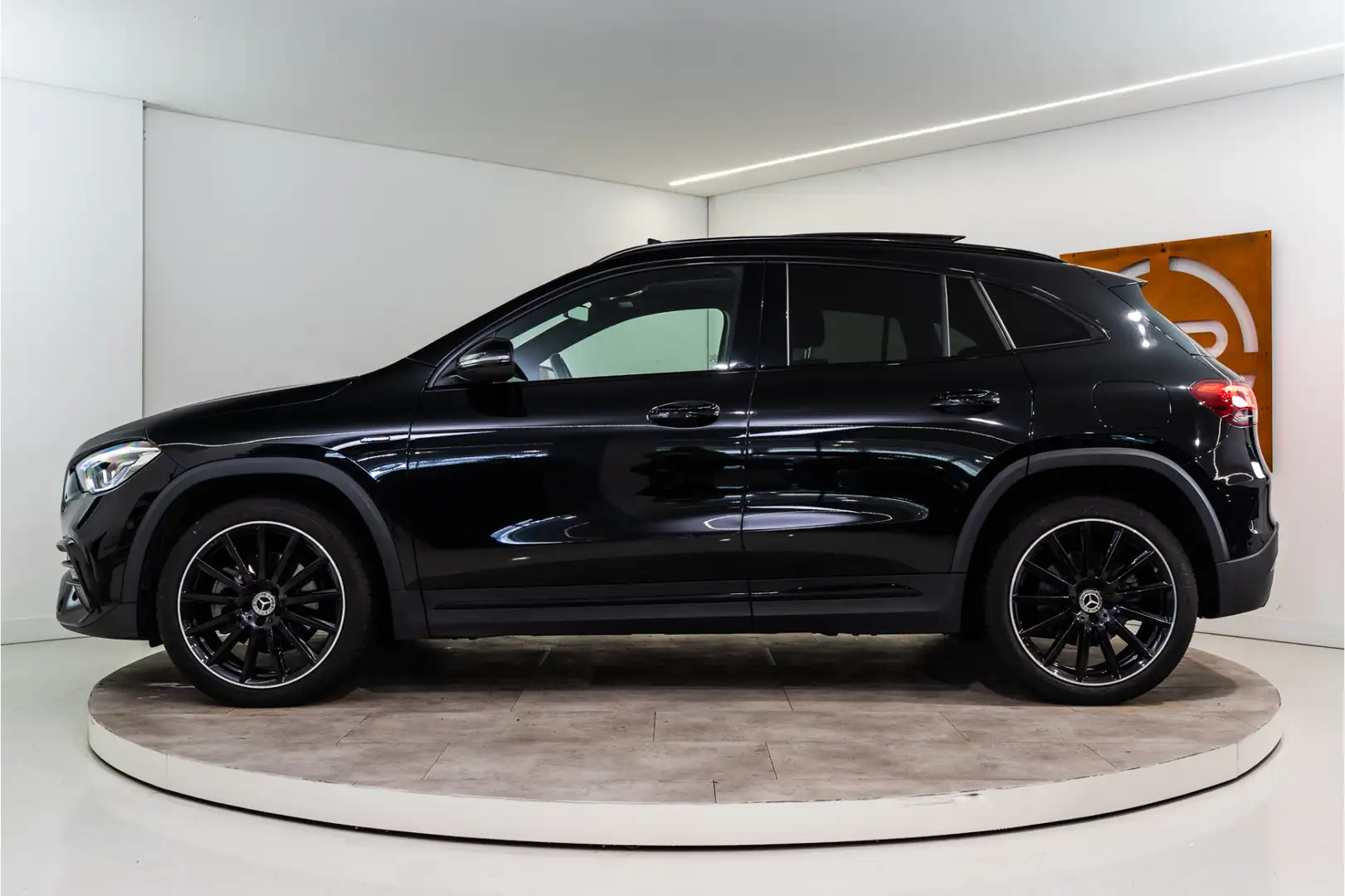 Mercedes-Benz GLA 250 e AMG Line 218PK | Pano | Sfeer | Trekhaak | AR | Zwart - 2