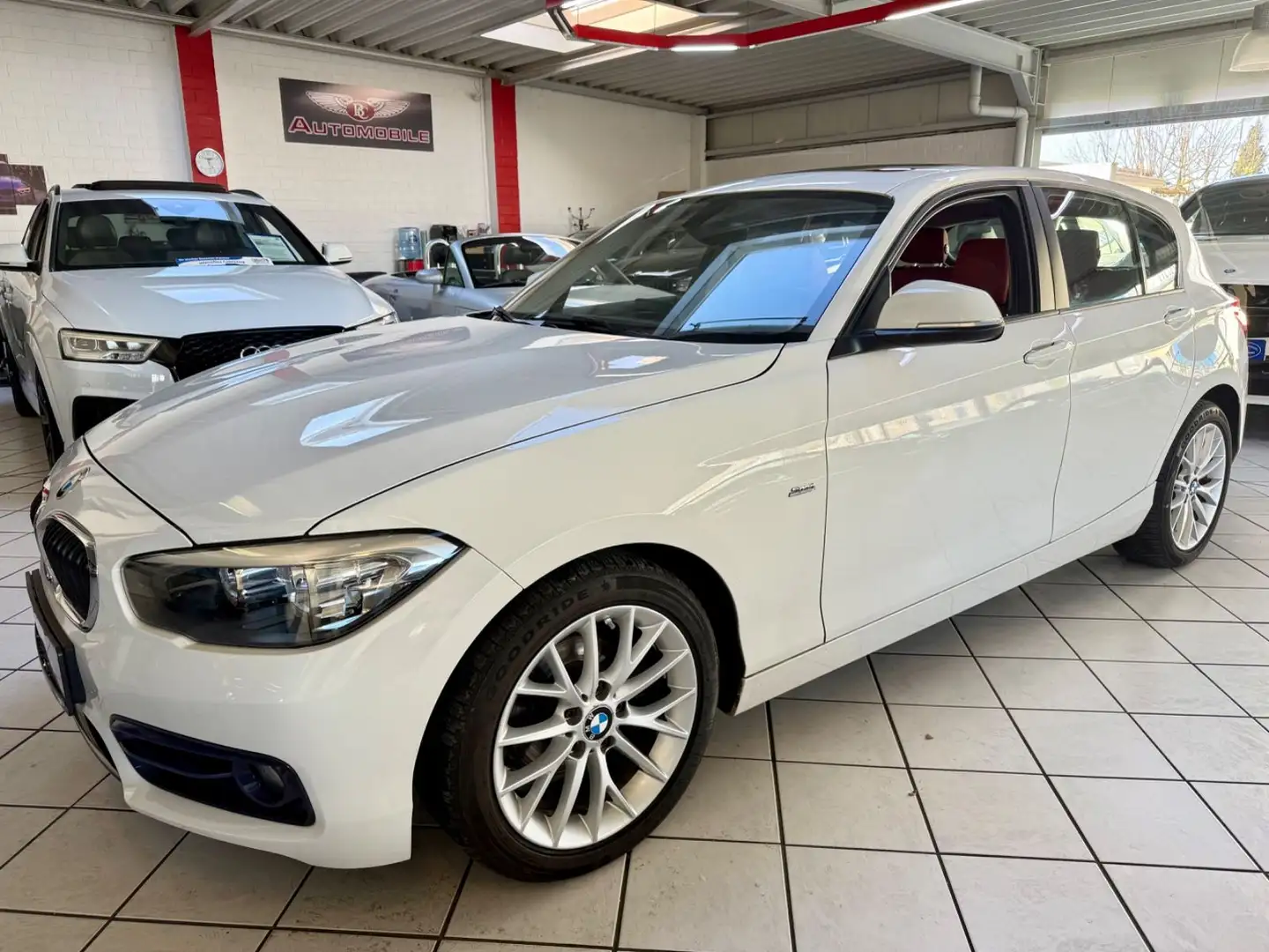 BMW 116 1 Lim. 5-trg. 116 d Sport Line NAVI LEDER Blanc - 1