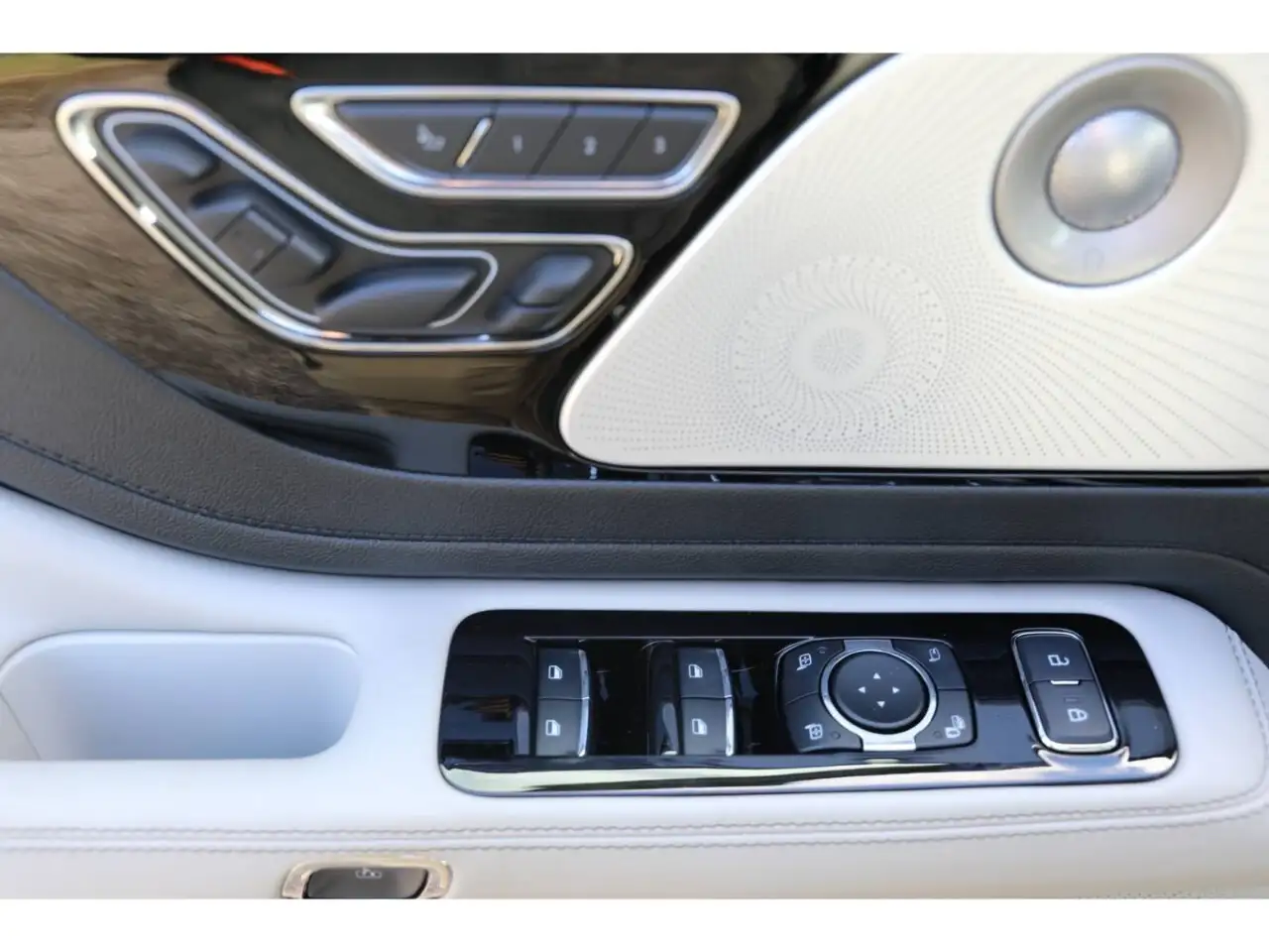 Lincoln Aviator снимка Lincoln Aviator