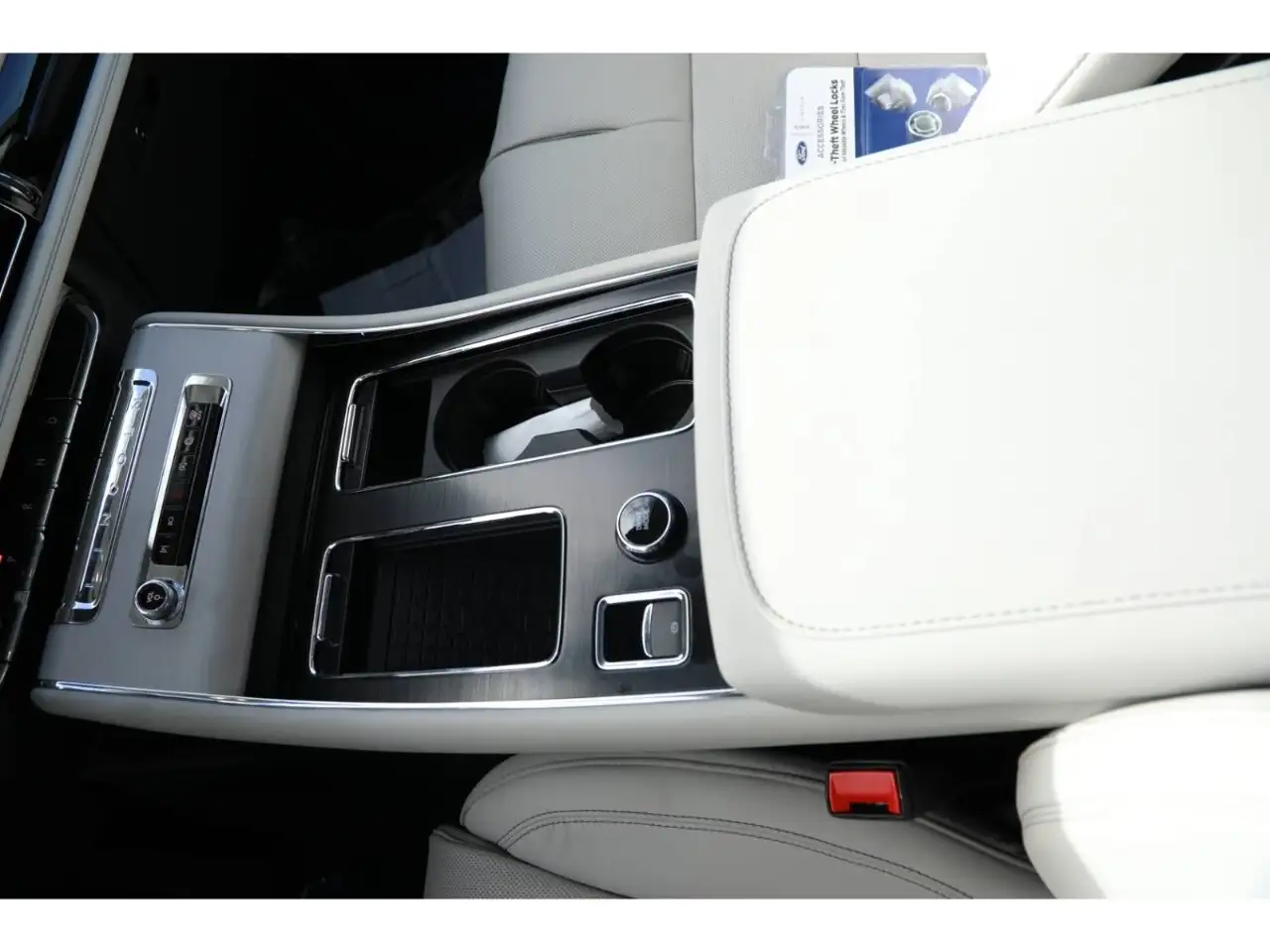 Lincoln Aviator снимка Lincoln Aviator