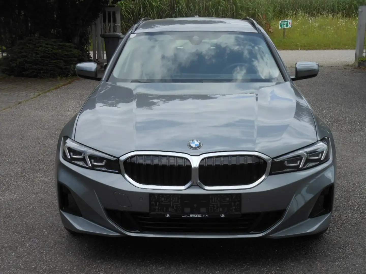 BMW 320 320 d xDrive Touring * Werksgarantie bis 04/26 * Grau - 2