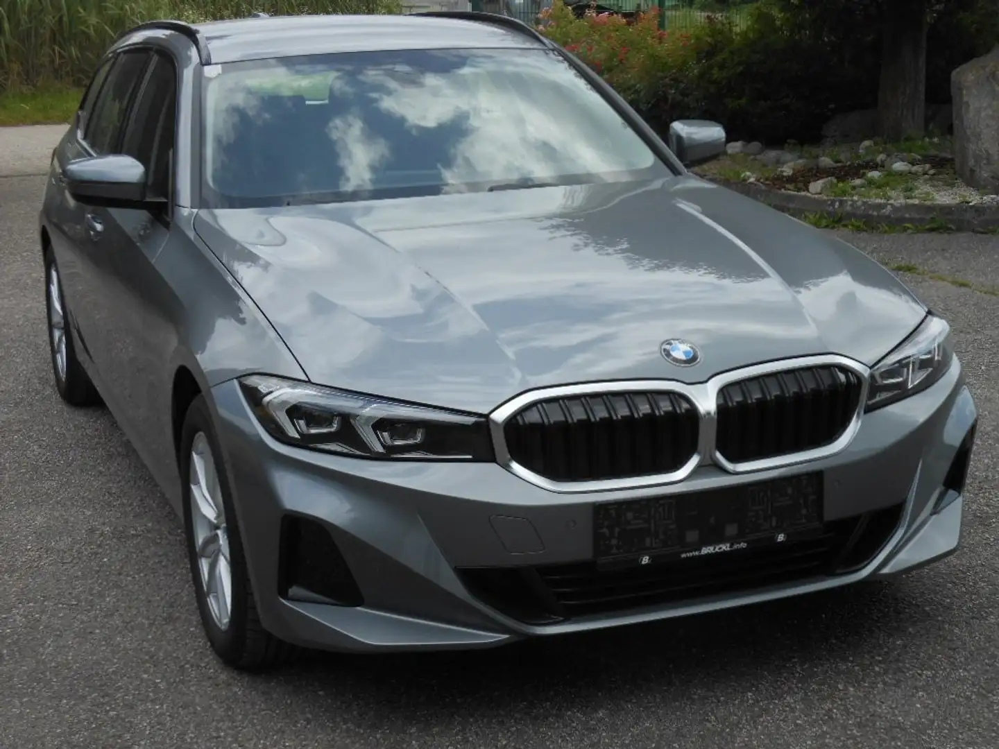 BMW 320 320 d xDrive Touring * Werksgarantie bis 04/26 * Grau - 1