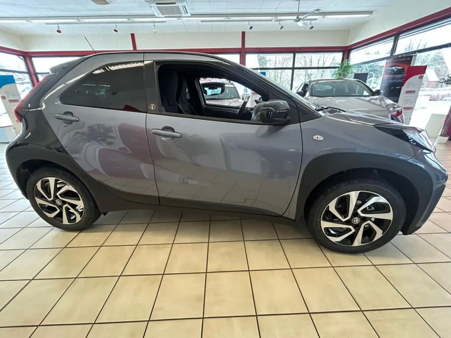 Toyota Aygo X Team D (AB7) Grijs - 2
