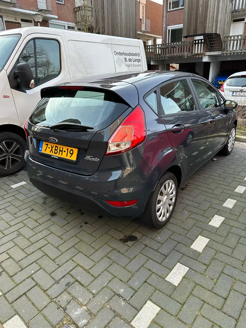 Ford Fiesta —-VERKOCHT —- Grijs - 2