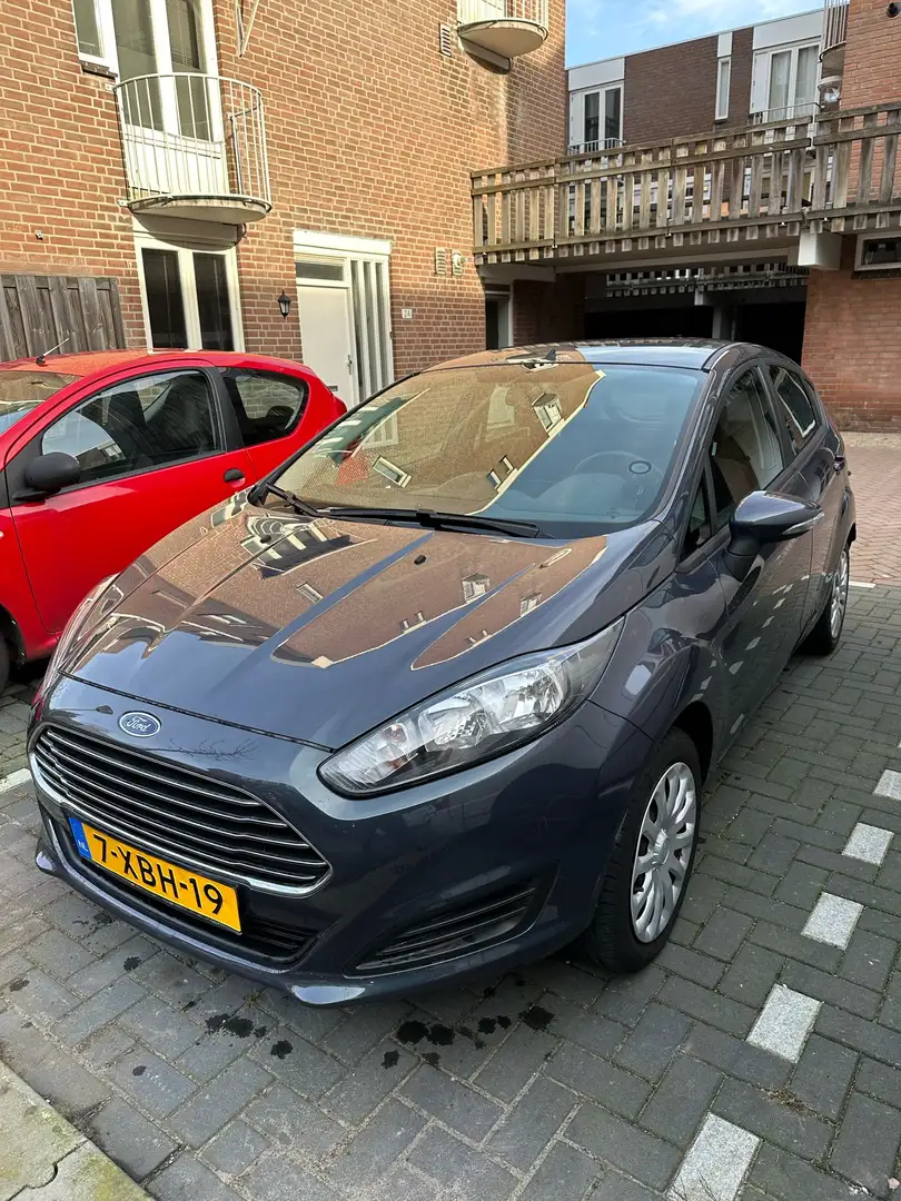 Ford Fiesta —-VERKOCHT —- Grijs - 1