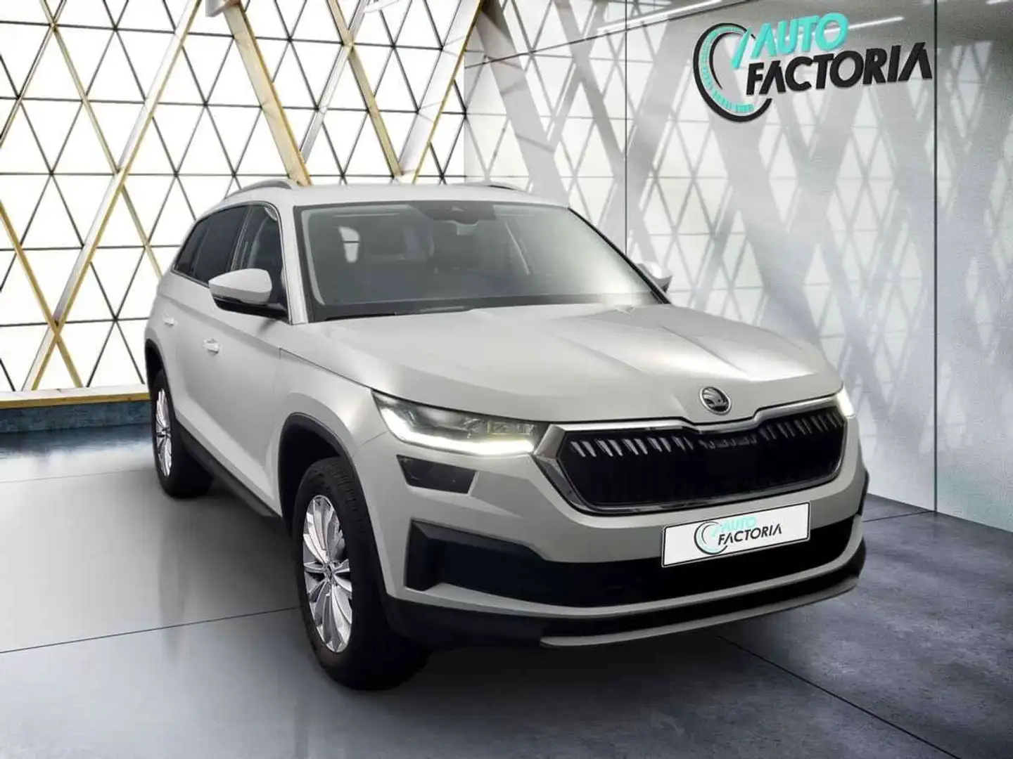 Skoda Kodiaq -22% 1.5 TSI 150 BVA 7PL +MIRRORLINK+CAM+Opts Beige - 2