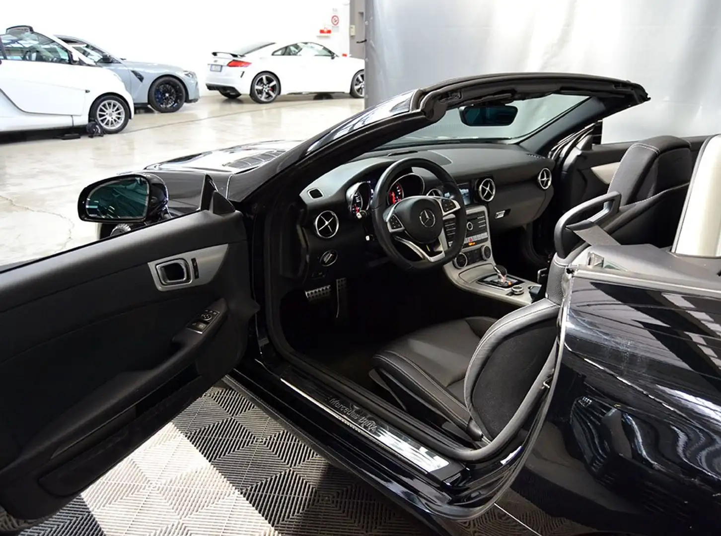 Mercedes-Benz SLC 180 Sport Automatica-Tetto Panoramico-Pelle-Service MB Nero - 2