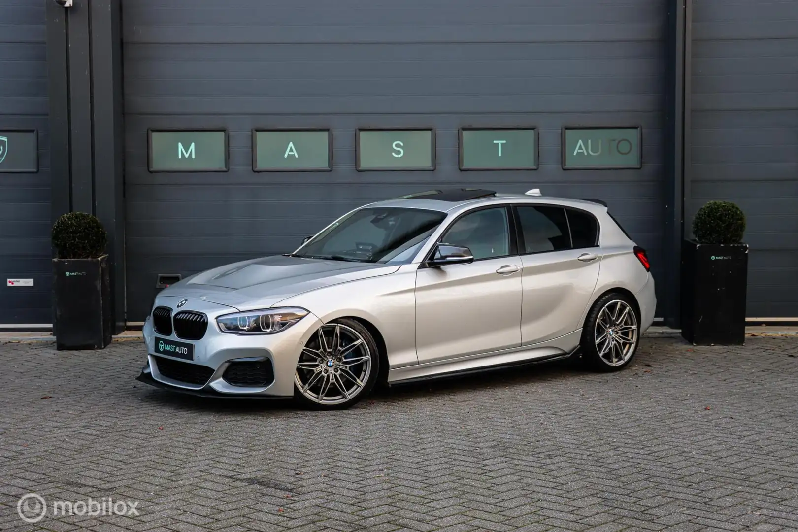 BMW 140 1-serie M140i xDrive High Executive Grau - 1