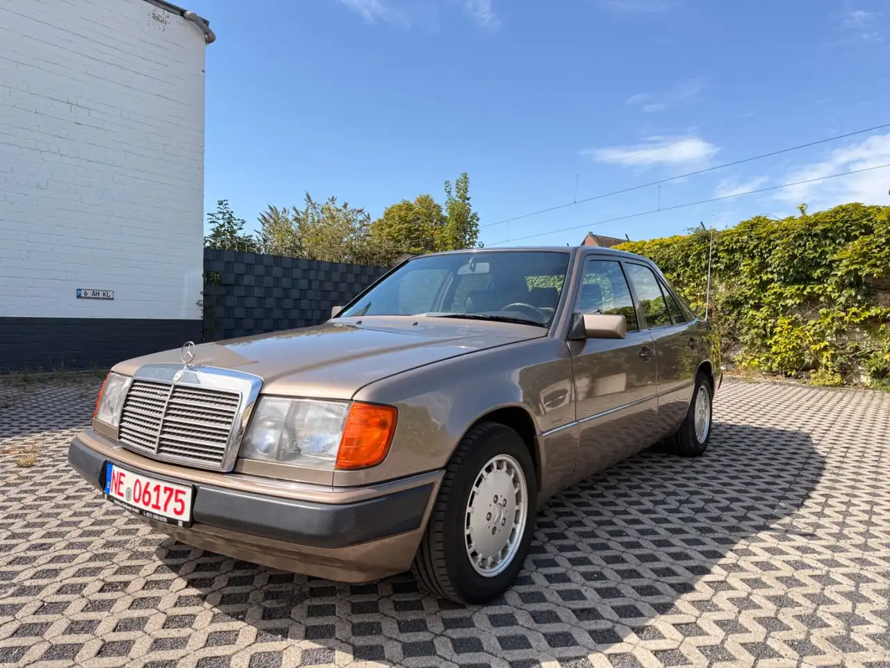 Mercedes-Benz E 260 W124 Limusine Rentnerfahrzeug, foto 1