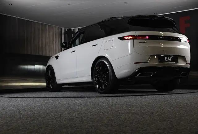 Land Rover Range Rover Sport view 3