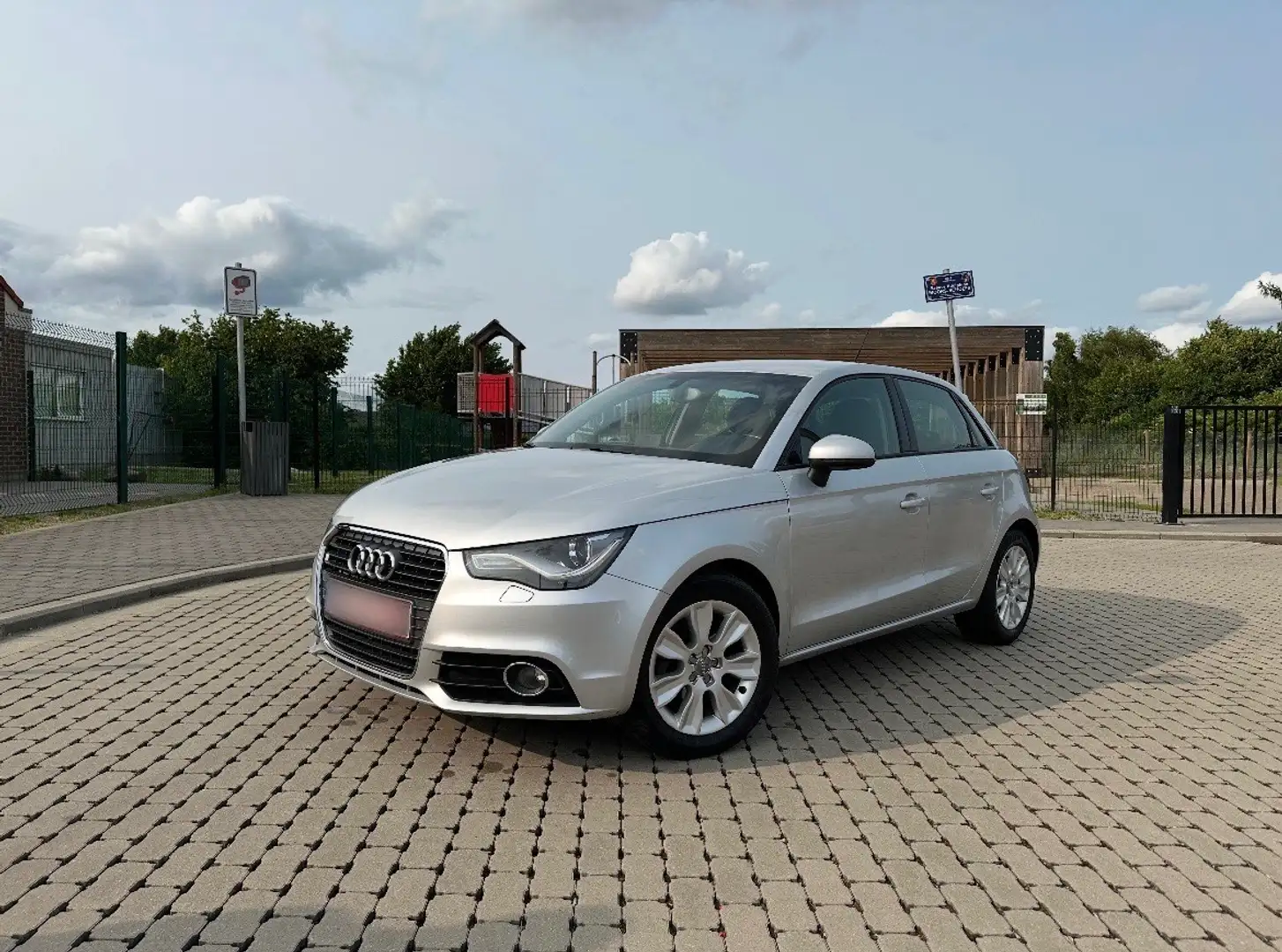 Audi A1 Sportback 1.6 TDi Ambition - 1