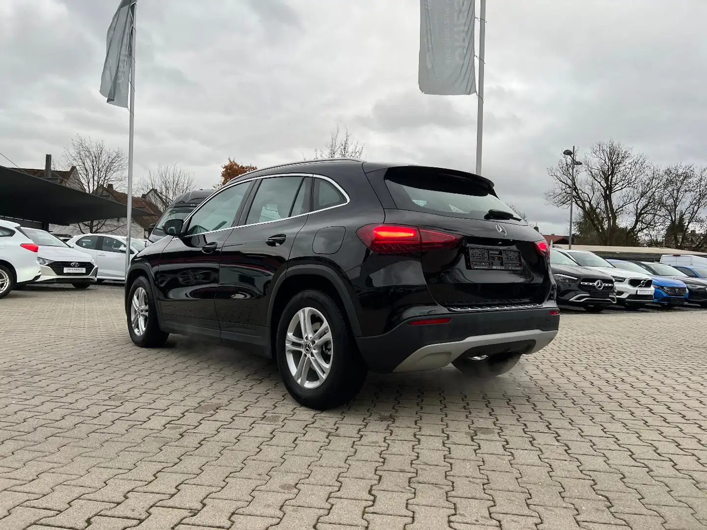Mercedes-Benz GLA 180 *LED Navi Kamera Sitzh. DAB Leder* Schwarz - 2