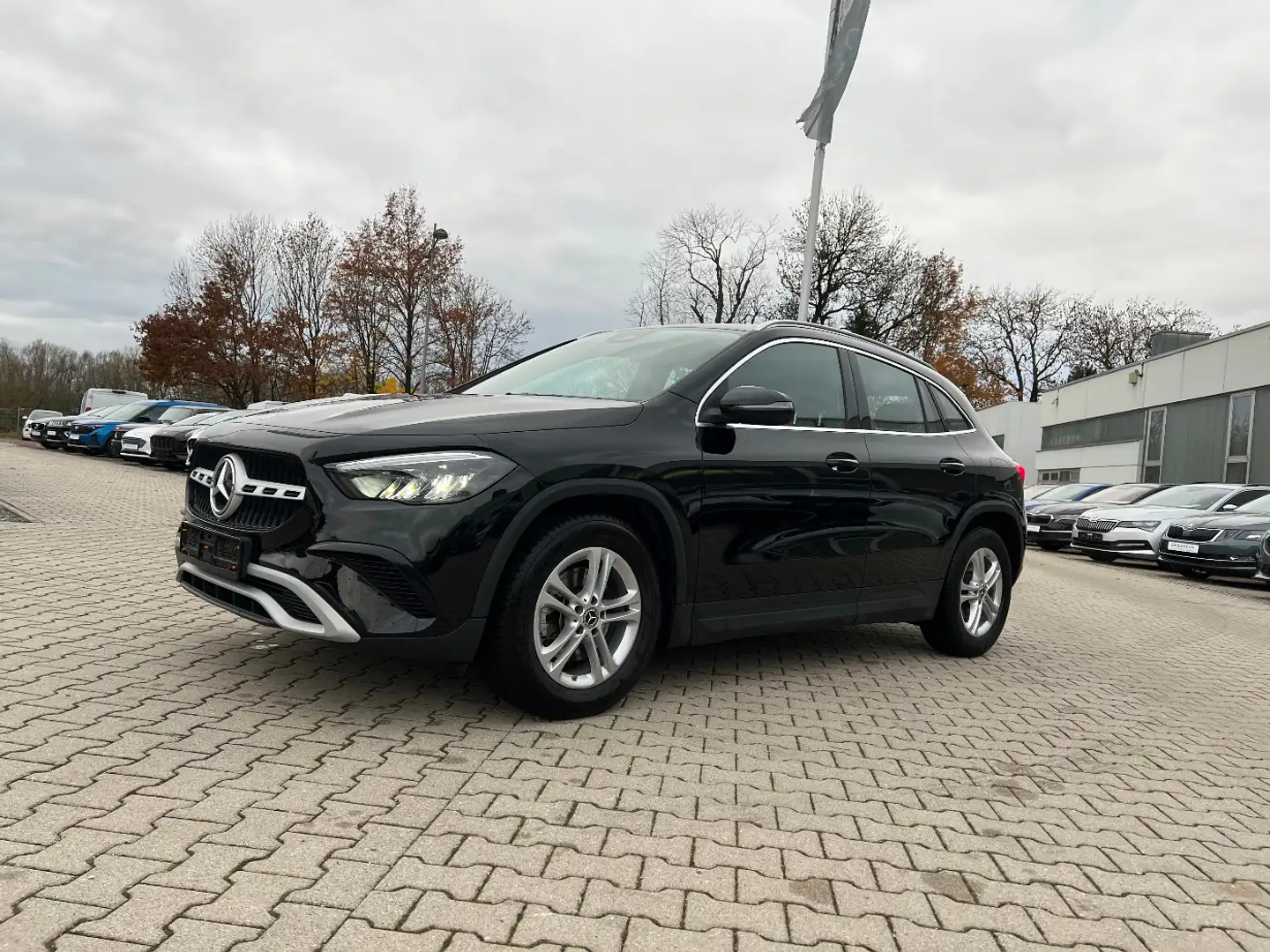 Mercedes-Benz GLA 180 *LED Navi Kamera Sitzh. DAB Leder* Schwarz - 1