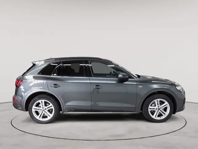Audi Q5 view 3