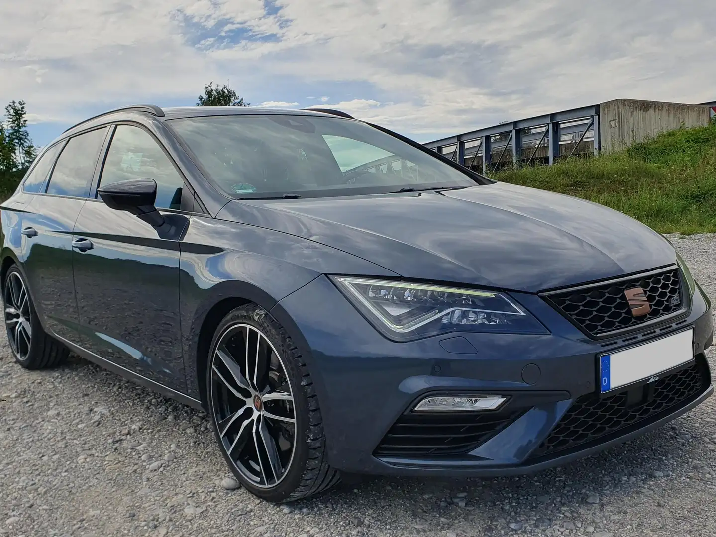 SEAT Leon Leon ST ST 2.0 TSI 4Drive OPF DSG Cupra Grau - 2