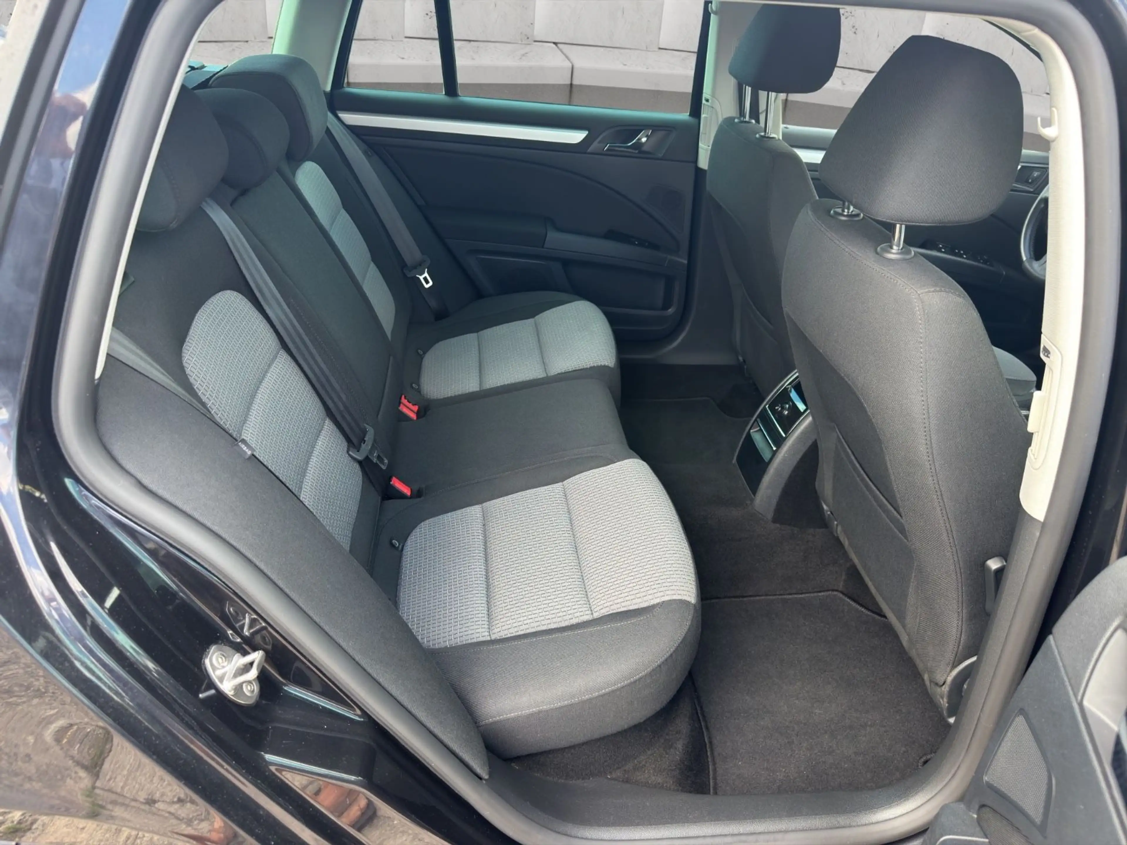 Skoda Superb Combi Ambition*Automatik*Bi-Xenon*PDC — photo 11