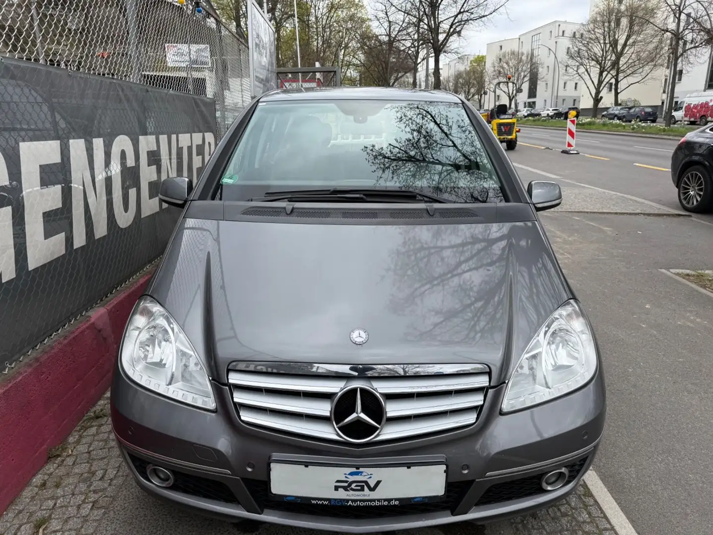 Mercedes-Benz A 180 A -Klasse A 180 Avantgarde *AUTOMOTIK *TÜV *AHK Šedá - 2