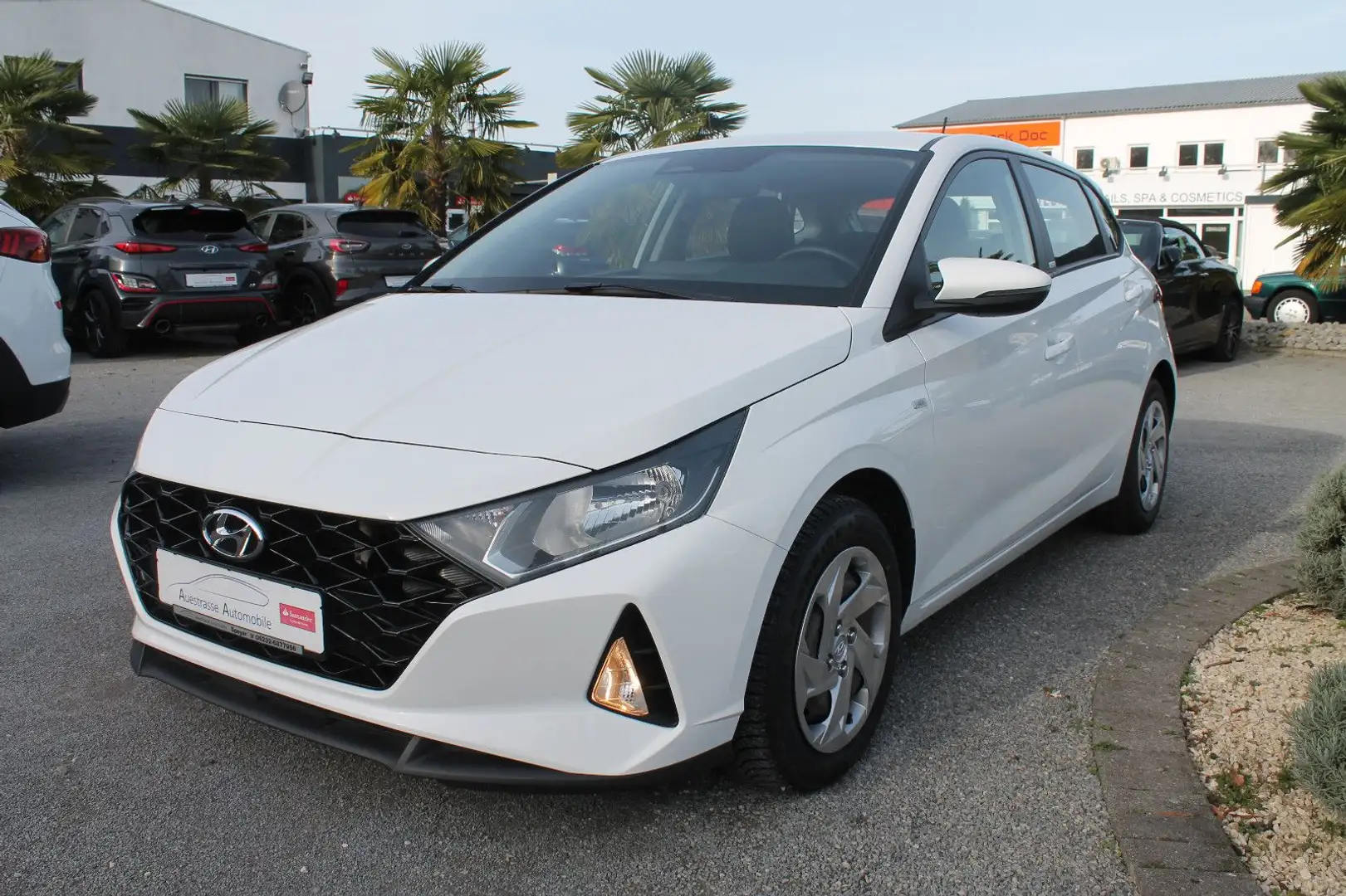 Hyundai i20 DCT, SHZ, PDC, Tempomat, Klima Weiß - 2