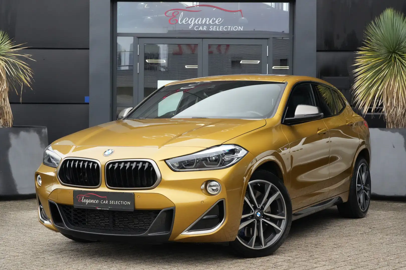 BMW X2 M35i High Executive Edition 306pk Panoramadak/Stoe Goud - 1