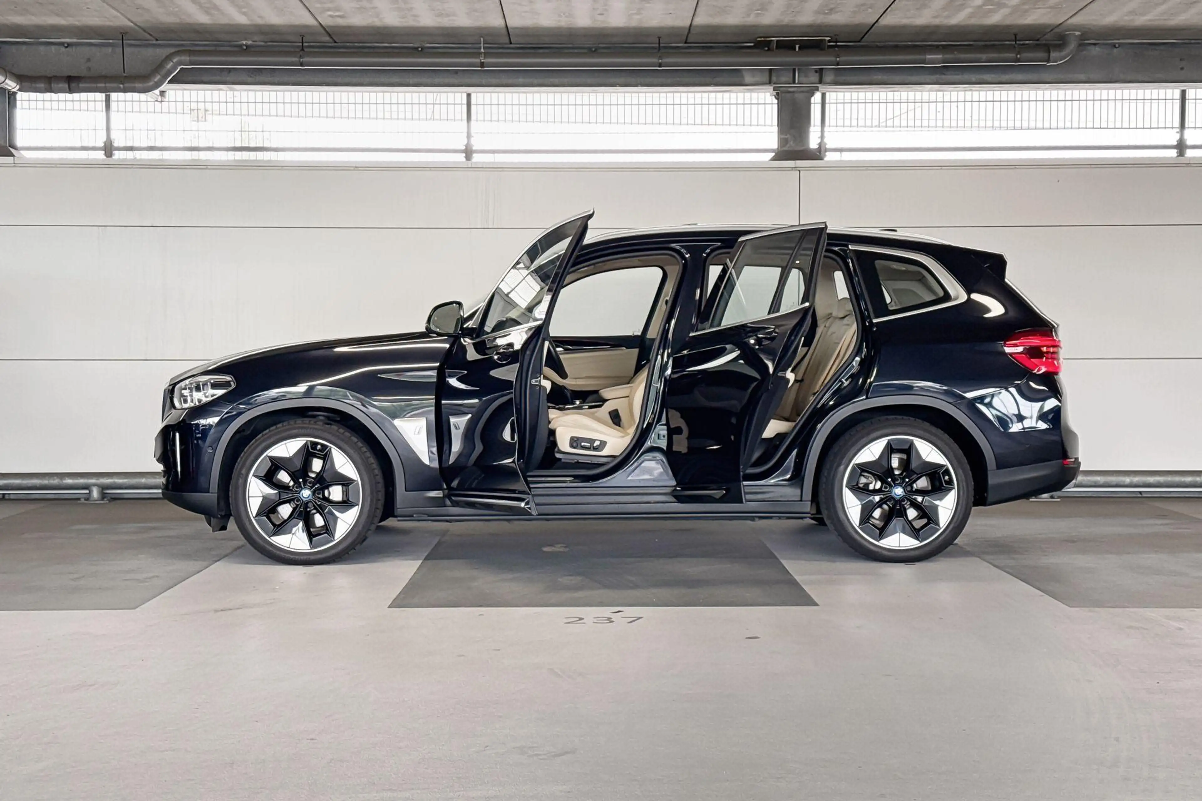 BMW iX3 High Executive 80 kWh — photo 3