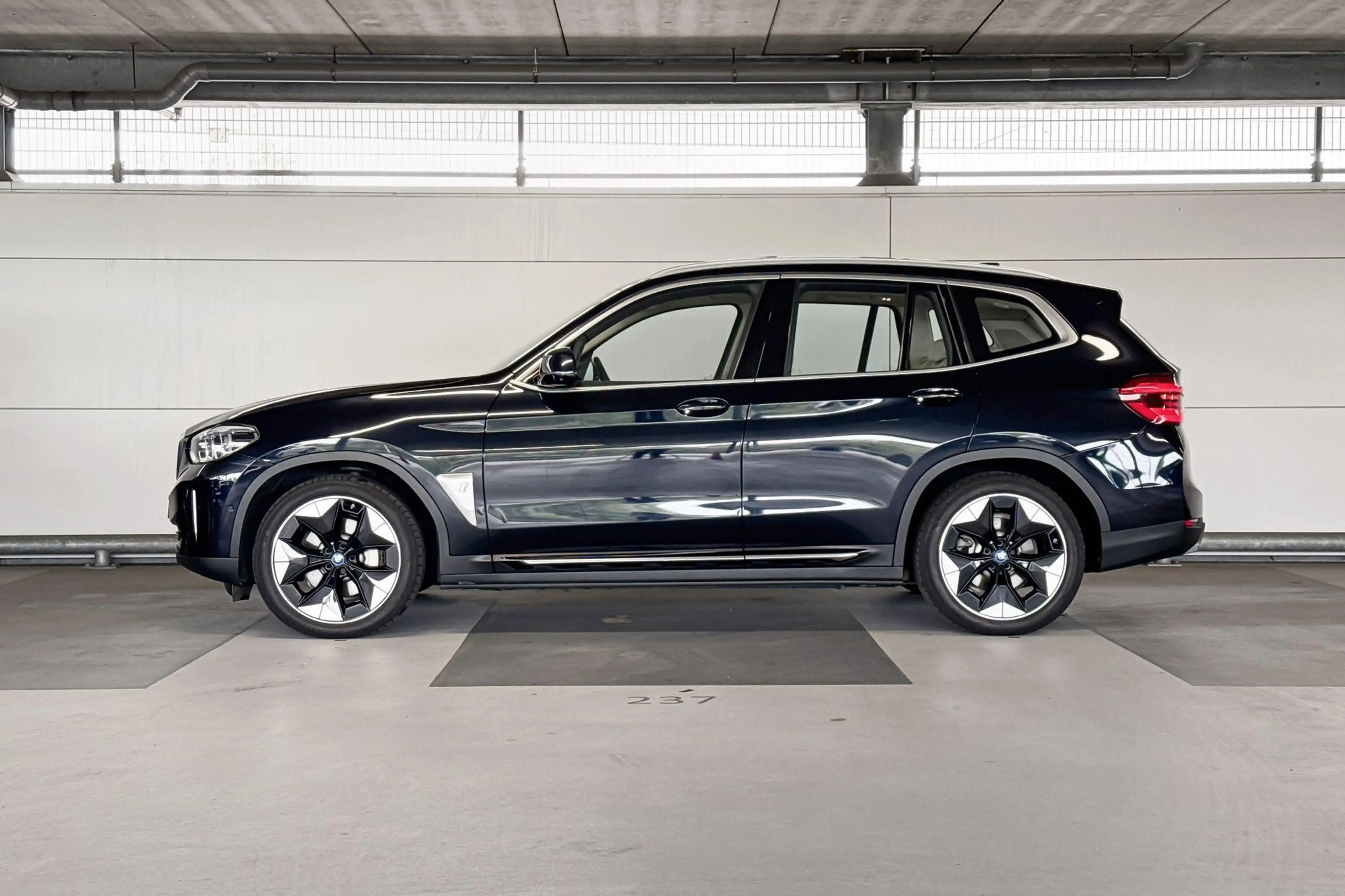BMW iX3 High Executive 80 kWh — photo 2