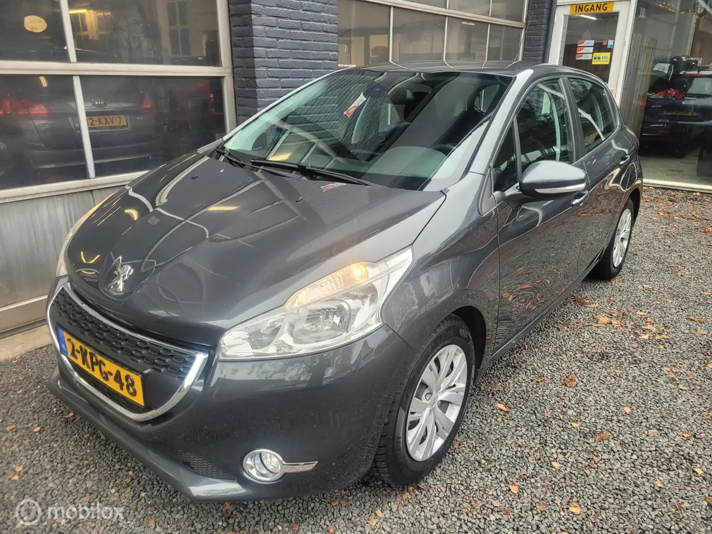 Peugeot 208 1.2 VTi | CRUISE | ALLSEASON | CLIMA | NAV | Grijs - 1