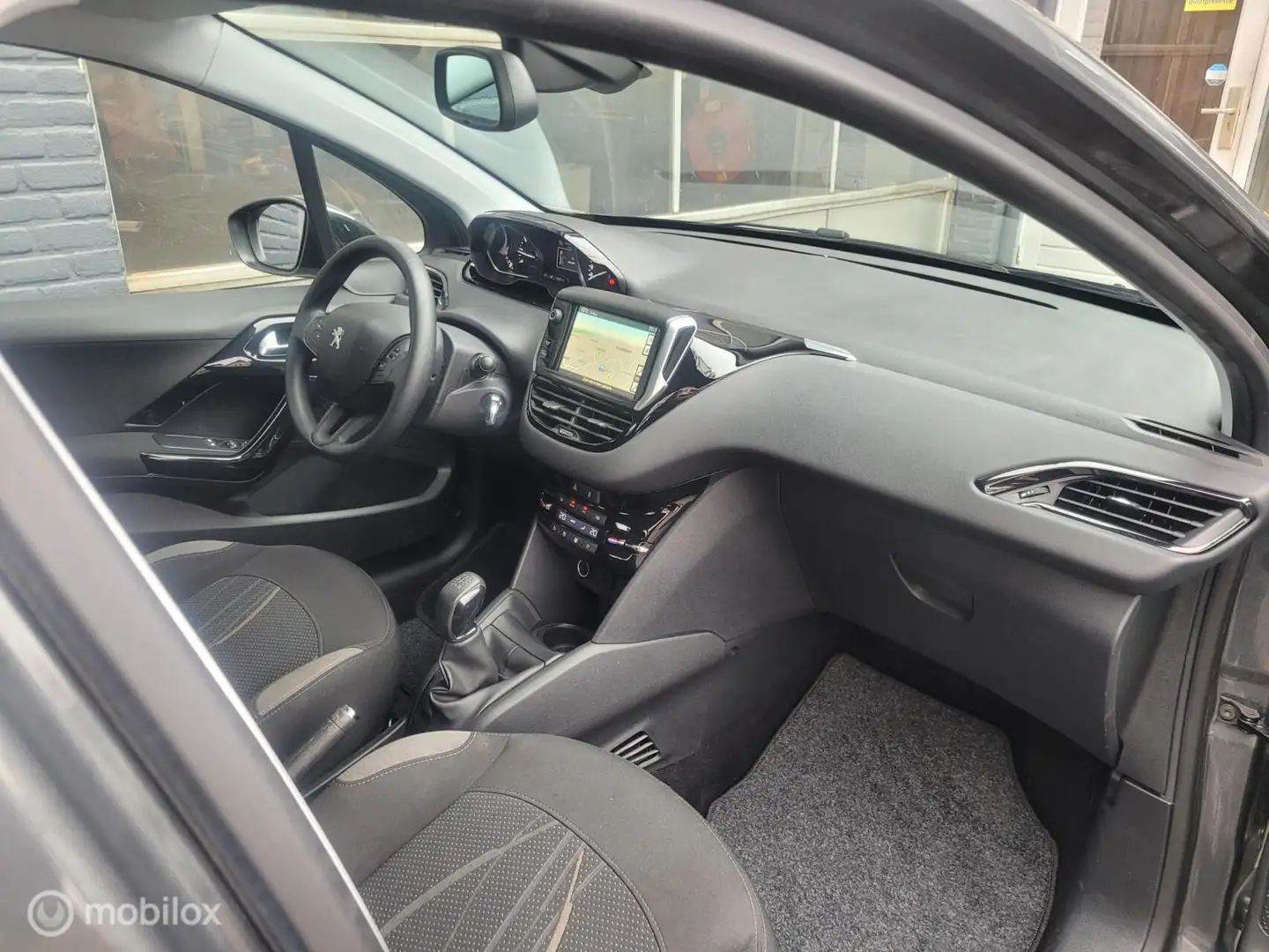 Peugeot 208 1.2 VTi | CRUISE | ALLSEASON | CLIMA | NAV | Grijs - 2