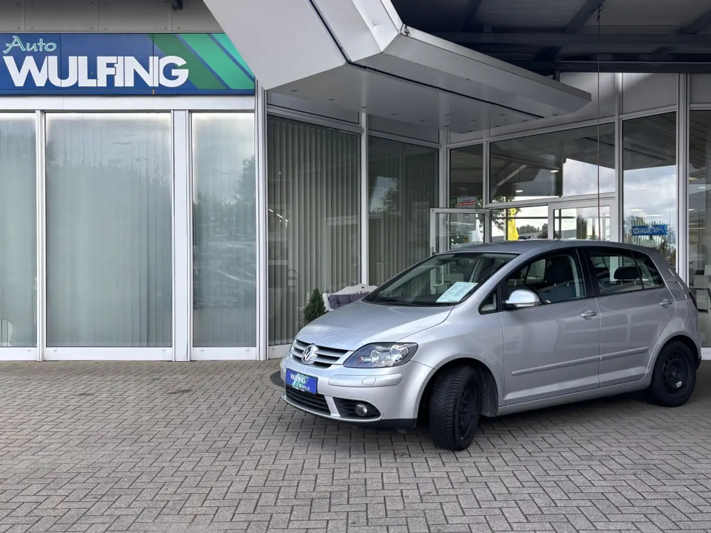 Volkswagen Golf Plus 1.6 FSI Tour SHZ Tempomat Klimaanlage Срібний - 1